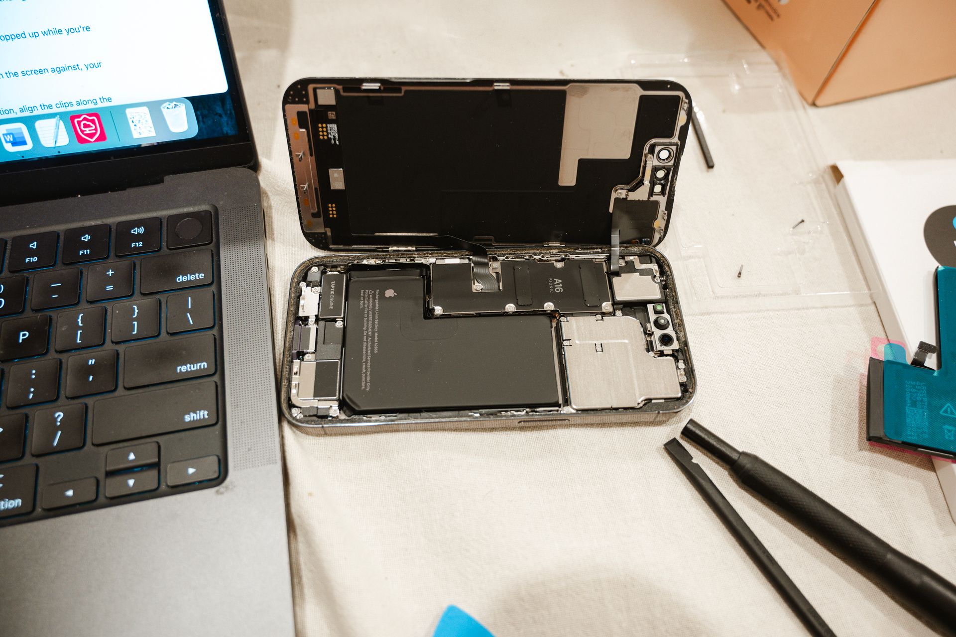 Penggantian layar iPhone dengan alat servis profesional